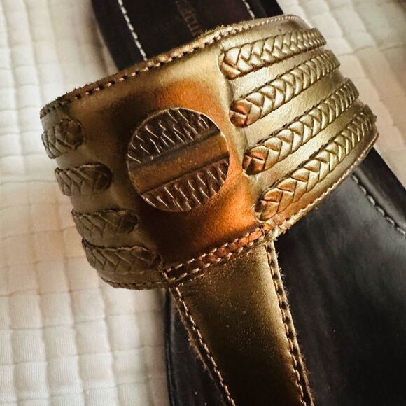 Naturalizer Skyhawk brown and  bronze leather, thong sandals. - Picture 4 of 7